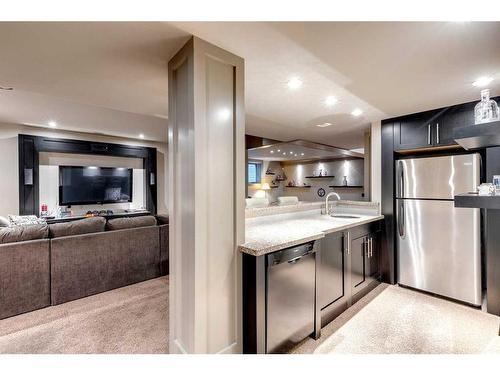 140 35 Street Nw, Calgary, AB - Indoor Photo Showing Kitchen