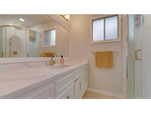 84 Templevale Way Ne, Calgary, AB - Indoor Photo Showing Bathroom