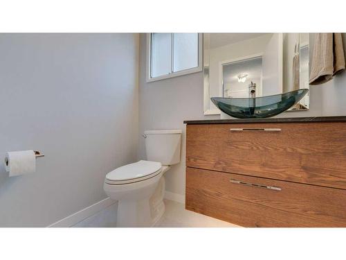 84 Templevale Way Ne, Calgary, AB - Indoor Photo Showing Bathroom