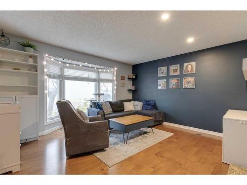 40 Templeridge Crescent Ne, Calgary, AB - Indoor Photo Showing Living Room