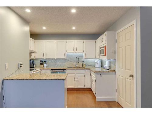 40 Templeridge Crescent Ne, Calgary, AB - Indoor Photo Showing Kitchen