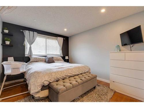 40 Templeridge Crescent Ne, Calgary, AB - Indoor Photo Showing Bedroom