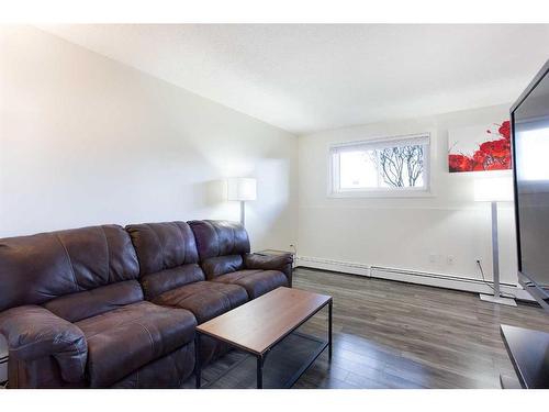 301-11620 Elbow Drive Sw, Calgary, AB - Indoor Photo Showing Living Room