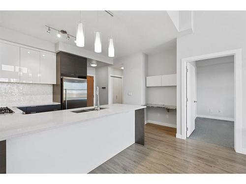 1409-95 Burma Star Road Sw, Calgary, AB - Indoor Photo Showing Kitchen With Double Sink With Upgraded Kitchen