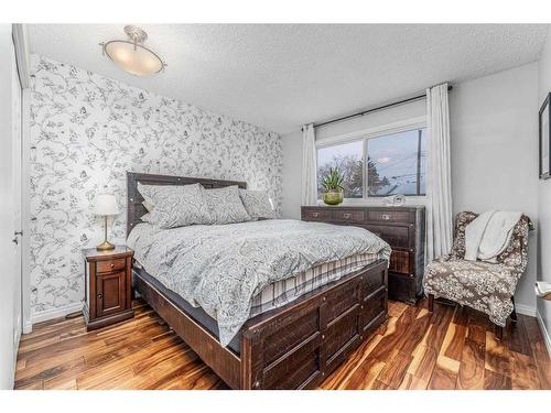 7818 21 Street Se, Calgary, AB - Indoor Photo Showing Bedroom