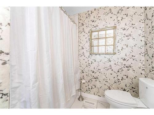 7818 21 Street Se, Calgary, AB - Indoor Photo Showing Bathroom