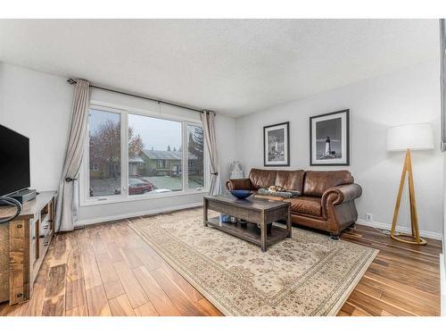 7818 21 Street Se, Calgary, AB - Indoor Photo Showing Living Room