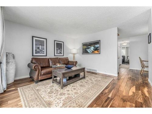 7818 21 Street Se, Calgary, AB - Indoor Photo Showing Living Room