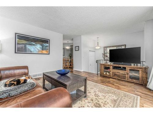 7818 21 Street Se, Calgary, AB - Indoor Photo Showing Living Room