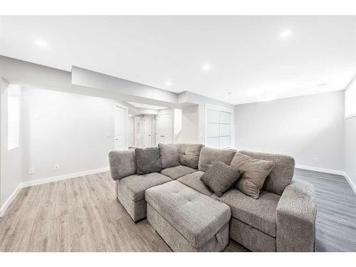 28 Walgrove Landing Se, Calgary, AB - Indoor Photo Showing Living Room