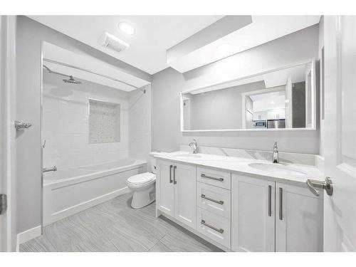 28 Walgrove Landing Se, Calgary, AB - Indoor Photo Showing Bathroom