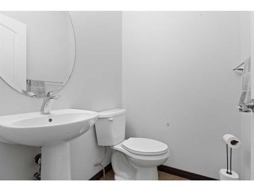 716 River Heights Crescent, Cochrane, AB - Indoor Photo Showing Bathroom