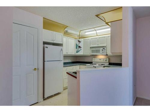 3338-1818 Simcoe Boulevard Sw, Calgary, AB - Indoor Photo Showing Kitchen