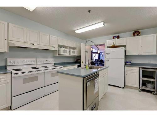 3338-1818 Simcoe Boulevard Sw, Calgary, AB - Indoor Photo Showing Kitchen