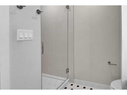 102-1709 35 Avenue Sw, Calgary, AB - Indoor Photo Showing Bathroom