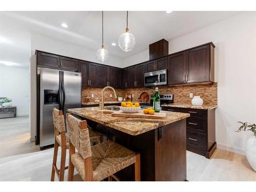 160 Cambridge Glen Drive, Strathmore, AB - Indoor Photo Showing Kitchen With Upgraded Kitchen