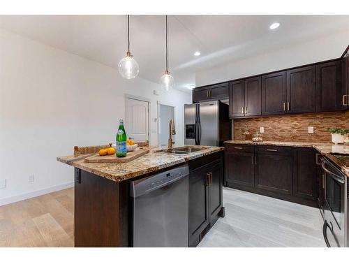 160 Cambridge Glen Drive, Strathmore, AB - Indoor Photo Showing Kitchen With Double Sink With Upgraded Kitchen