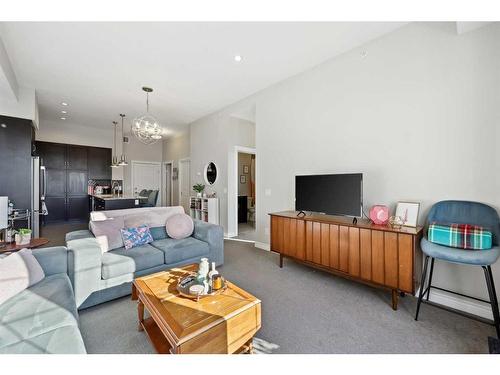 311-39 Quarry Gate Se, Calgary, AB - Indoor Photo Showing Living Room