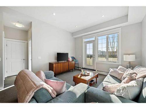 311-39 Quarry Gate Se, Calgary, AB - Indoor Photo Showing Living Room