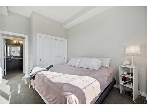 311-39 Quarry Gate Se, Calgary, AB - Indoor Photo Showing Bedroom