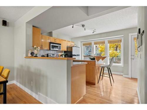 32 Patina Terrace Sw, Calgary, AB - Indoor Photo Showing Kitchen