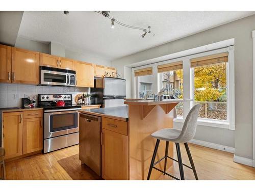 32 Patina Terrace Sw, Calgary, AB - Indoor Photo Showing Kitchen