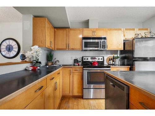 32 Patina Terrace Sw, Calgary, AB - Indoor Photo Showing Kitchen