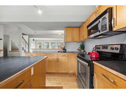 32 Patina Terrace Sw, Calgary, AB - Indoor Photo Showing Kitchen