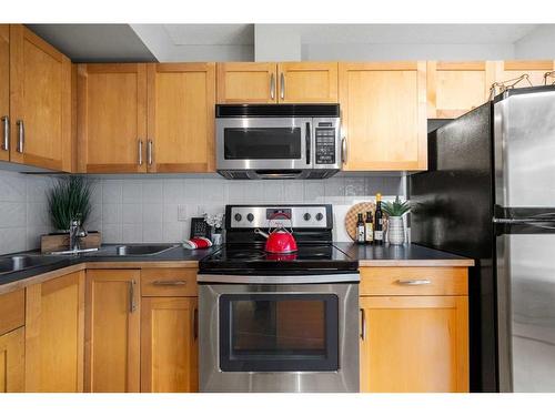 32 Patina Terrace Sw, Calgary, AB - Indoor Photo Showing Kitchen