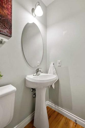 32 Patina Terrace Sw, Calgary, AB - Indoor Photo Showing Bathroom