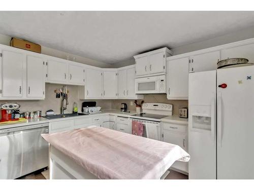 39 Strathclair Rise Sw, Calgary, AB - Indoor Photo Showing Kitchen