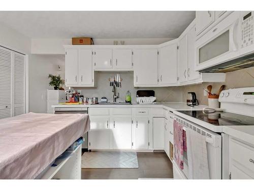 39 Strathclair Rise Sw, Calgary, AB - Indoor Photo Showing Kitchen