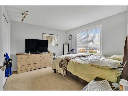 39 Strathclair Rise Sw, Calgary, AB - Indoor Photo Showing Bedroom