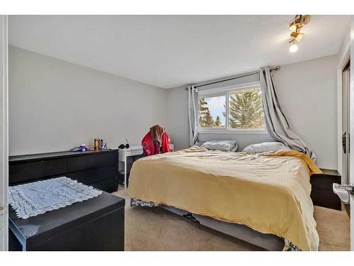 39 Strathclair Rise Sw, Calgary, AB - Indoor Photo Showing Bedroom