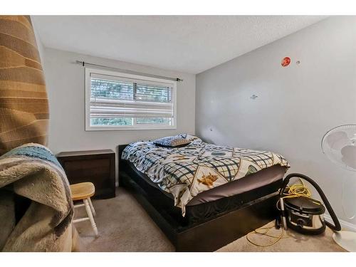 39 Strathclair Rise Sw, Calgary, AB - Indoor Photo Showing Bedroom