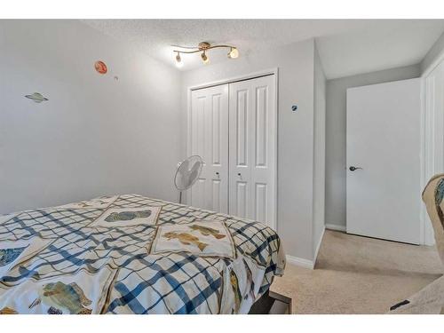 39 Strathclair Rise Sw, Calgary, AB - Indoor Photo Showing Bedroom