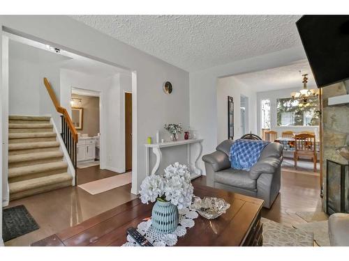 39 Strathclair Rise Sw, Calgary, AB - Indoor Photo Showing Living Room