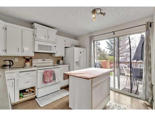 39 Strathclair Rise Sw, Calgary, AB - Indoor Photo Showing Kitchen