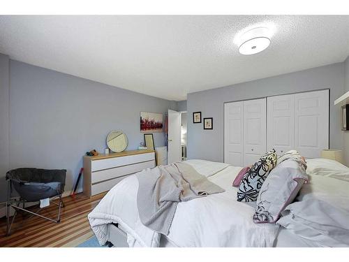 330-820 89 Avenue Sw, Calgary, AB - Indoor Photo Showing Bedroom