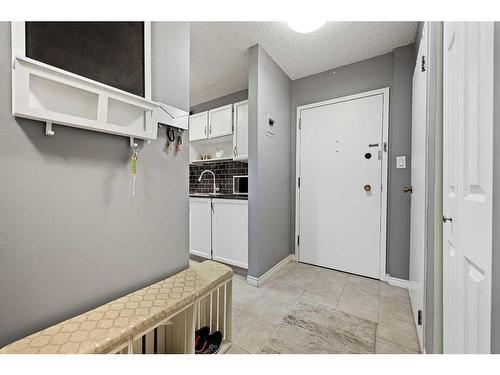 330-820 89 Avenue Sw, Calgary, AB - Indoor Photo Showing Other Room