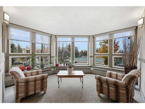 330-820 89 Avenue Sw, Calgary, AB - Indoor Photo Showing Living Room