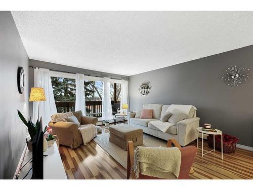 330-820 89 Avenue Sw, Calgary, AB - Indoor Photo Showing Living Room