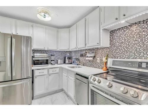 9101-315, Southampton Drive Sw, Calgary, AB - Indoor Photo Showing Kitchen