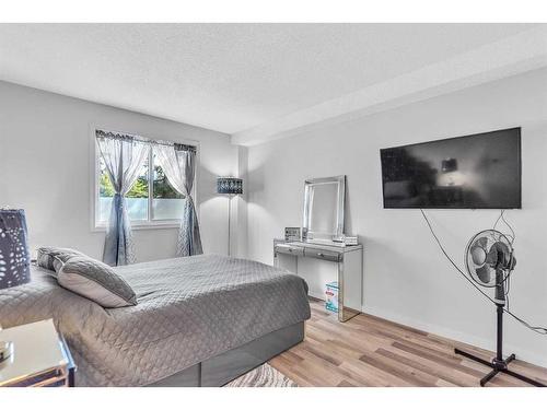 9101-315, Southampton Drive Sw, Calgary, AB - Indoor Photo Showing Bedroom