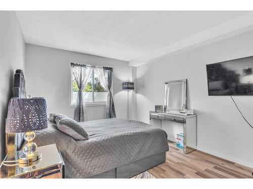 9101-315, Southampton Drive Sw, Calgary, AB - Indoor Photo Showing Bedroom