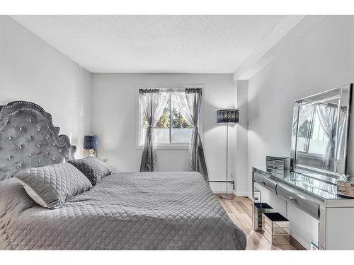 9101-315, Southampton Drive Sw, Calgary, AB - Indoor Photo Showing Bedroom