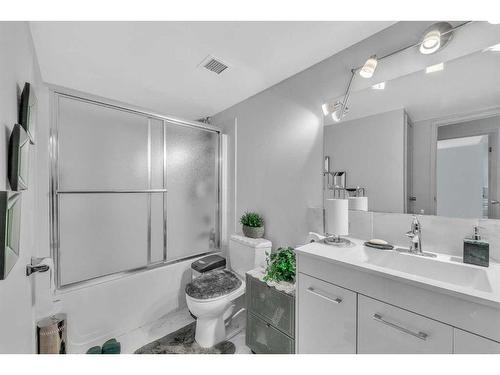 9101-315, Southampton Drive Sw, Calgary, AB - Indoor Photo Showing Bathroom