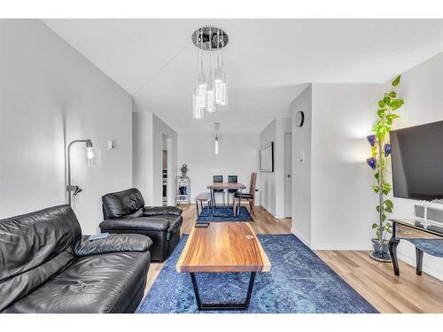 9101-315, Southampton Drive Sw, Calgary, AB - Indoor Photo Showing Living Room