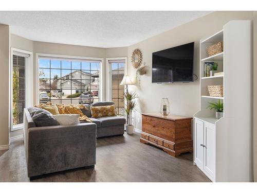 71 Tipping Close Se, Airdrie, AB - Indoor Photo Showing Living Room