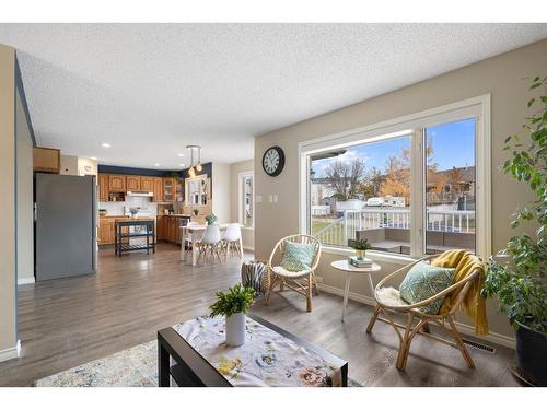 71 Tipping Close Se, Airdrie, AB - Indoor Photo Showing Living Room